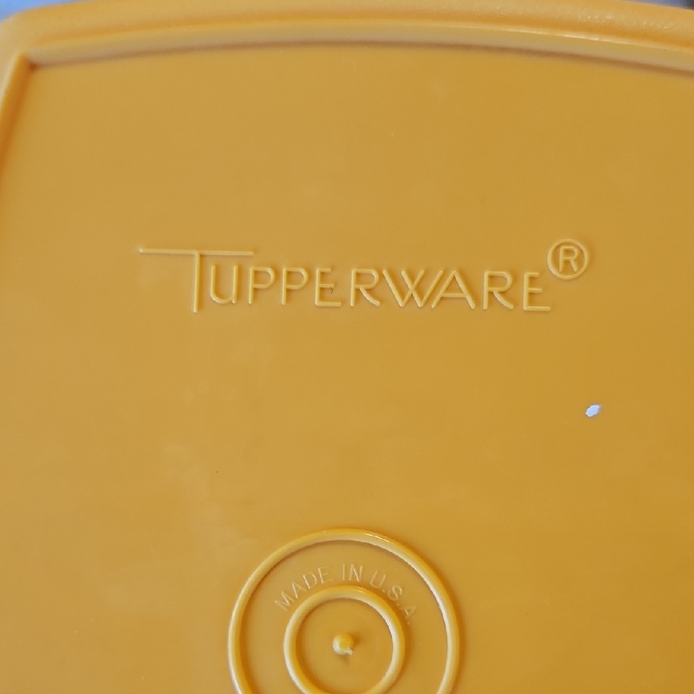 TUPPERWARE Yellow Divided Lunch Box - Picture 2 of 2